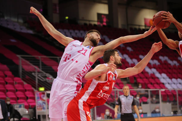 而且表现出 而且表现出